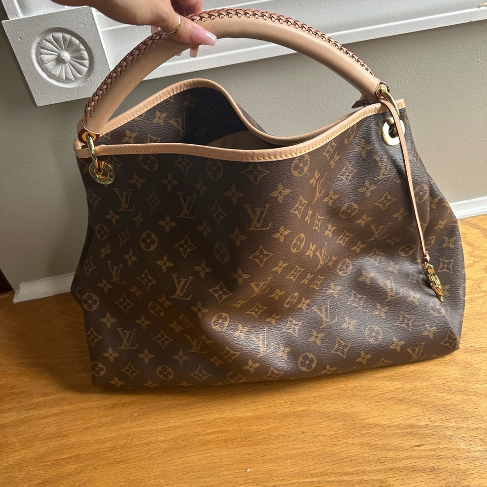 Louis Vuitton artsy mm monogram